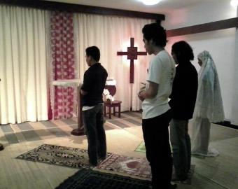 Estudiantes de las sesiones interreligiosas orando
