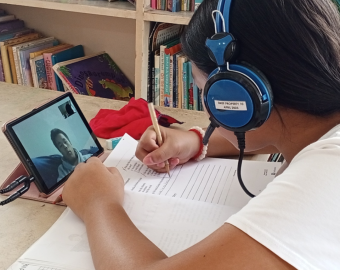 Online English lessons with twined students
