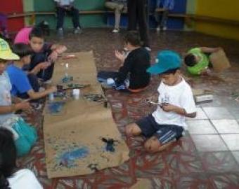 Niños y niñas en un laboratorio artístico
