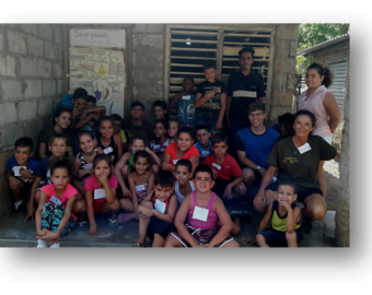 Enfants accompagnés de jeunes du groupe Corunidad du projet de León, d'une volontaire (Inés) et d'une pré-novices (2019)
