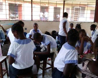 Groupe de filles socialisant dans la paillote aménagée
