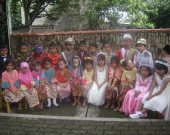 Los niños y las niñas de Pondok Bocah celebrando las diferentes culturas.
