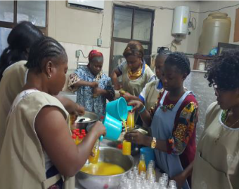 Des femmes au chômage embauchées pour la production et la vente de jus de fruit frais
