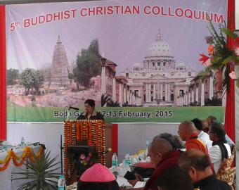 Sr Mudita Sodder RSCJs'exprimant au colloque bouddhiste-chrétien
