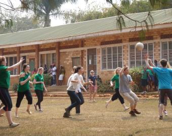 Estudiantes jugando a netball
