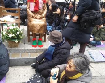 RSCJs manifestando delante de la embajada de Japón en Seúl
