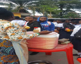 Etudiants achetant du jus de fruit frais
