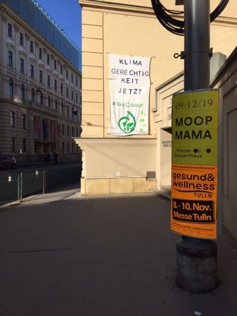 Pancarta en la entrada de la escuela que dice: Justicia Climática, Ahora.