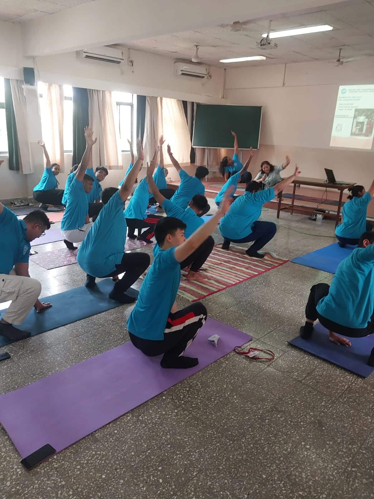 3._una_sesión_de_yoga_en_curso__-_21_de_junio_de_2024